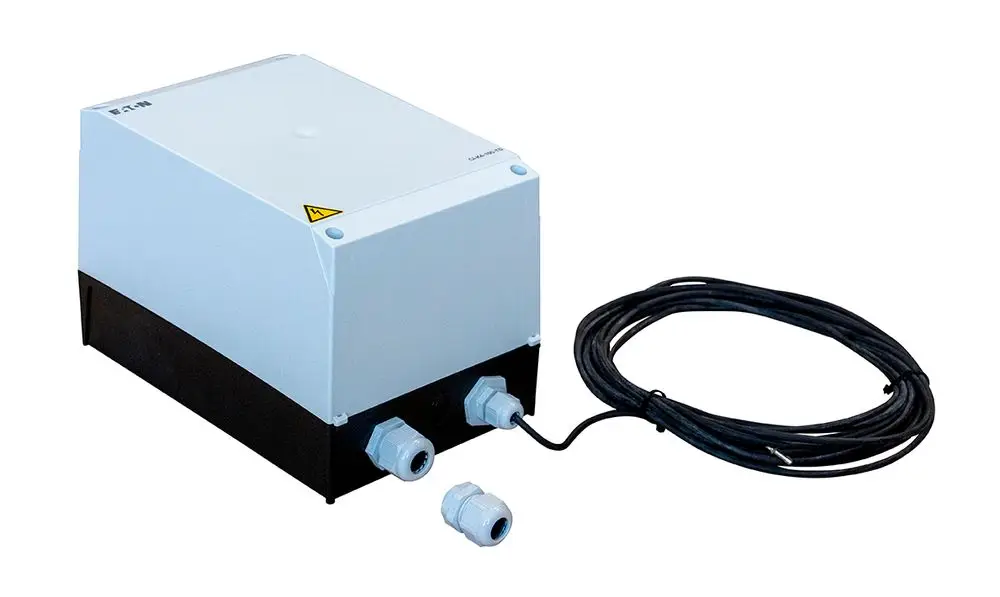 Schaltkasten von Grünbeck mit zwei Anschlussverschraubungen und einem Kabel. Kompaktes Design für elektrische Anwendungen im attraktiven Bereich.